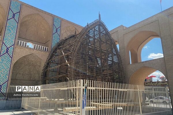 باغ دولت‌آباد، میدان امیر چخماق و هنرهای دستی شهر زیبای ایران