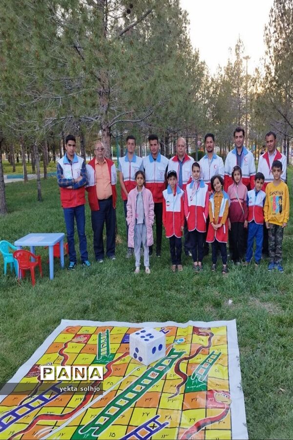 همکاری دانش‌آموزان با ستاد هلال احمر در تکریم از مهمانان نوروزی شهرستان خاتم