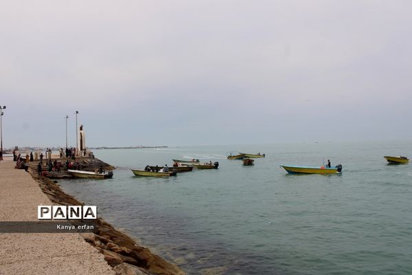 گردشگران نوروزی در ساحل بندر بوشهر