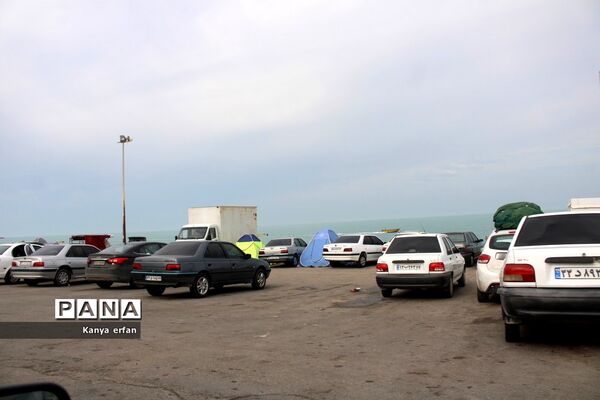 گردشگران نوروزی در ساحل بندر بوشهر