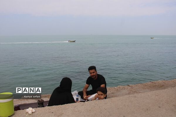 گردشگران نوروزی در ساحل بندر بوشهر