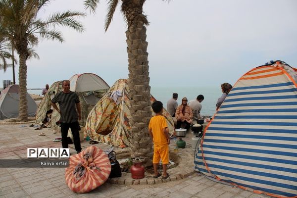 گردشگران نوروزی در ساحل بندر بوشهر