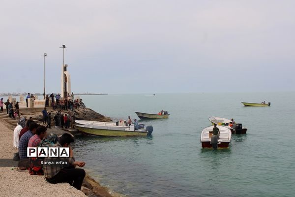 گردشگران نوروزی در ساحل بندر بوشهر