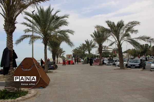 گردشگران نوروزی در ساحل بندر بوشهر