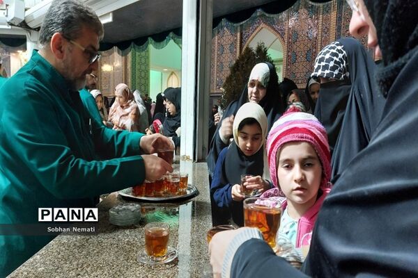 زیارت با صرف چای نبات زیر سایه حضرت