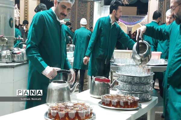 زیارت با صرف چای نبات زیر سایه حضرت