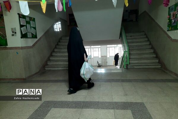اهدای بسته ارزاق به خانواده‌های کم‌‌برخوردار دبیرستان ولیعصر (عج) ناحیه یک شهرری