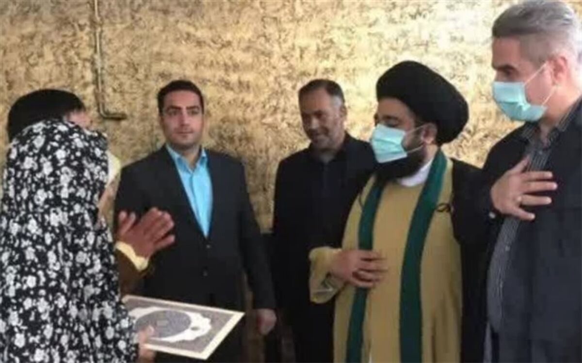دیدار امام جمعه رودهن و فرماندار دماوند با خانواده شهدا در رودهن