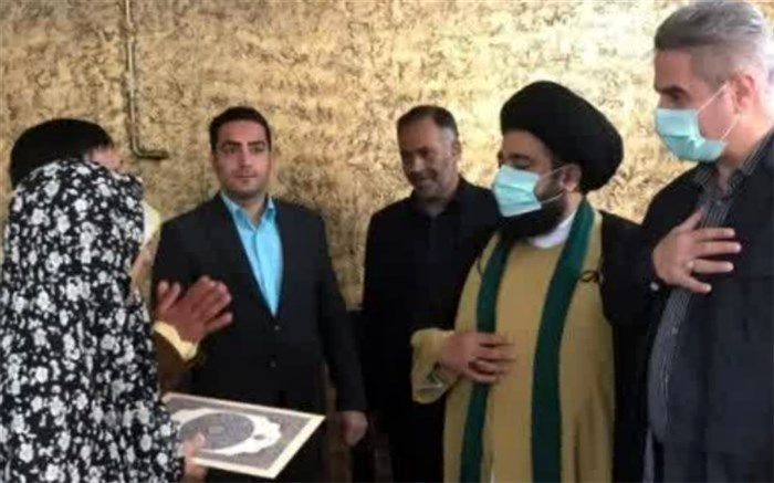 دیدار امام جمعه رودهن و فرماندار دماوند با خانواده شهدا در رودهن