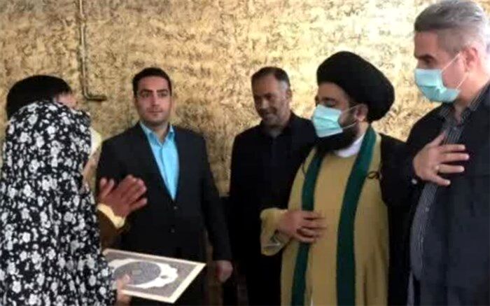 دیدار امام جمعه رودهن و فرماندار دماوند با خانواده شهدا در رودهن