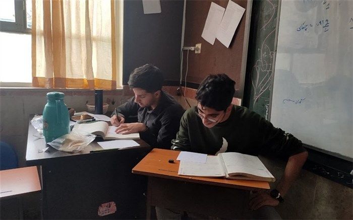 روایت دانش‌آموزان دبیرستان شهید بهشتی رودهن از پدر و مادرشان در آستانه  پایان راه دانش‌آموزی/فیلم