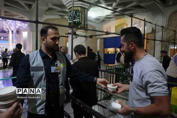 توزیع روزانه 14 هزار افطاری گرم و سرد در حرم حضرت معصومه(س)