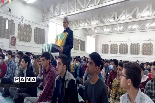 حضور خادمان رضوی و پرچم حرم امام رضا«ع» در دبیرستان شهیدبهشتی دوره دوم بیرجند