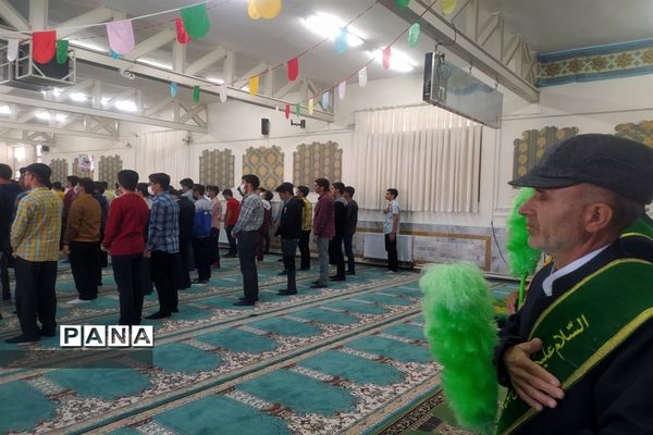 حضور خادمان رضوی و پرچم حرم امام رضا«ع» در دبیرستان شهیدبهشتی دوره دوم بیرجند