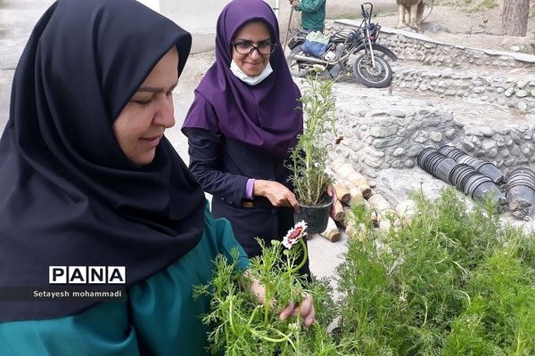 گلکاری حیاط مدرسه حضرت زهرا(س)۲ رودهن توسط دانش‌آموزان