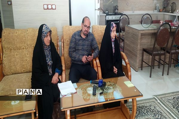 دیدار معاون پرورشی و فرهنگی اداره‌کل آموزش و پرورش و مدیر سازمان دانش‌آموزی استان اصفهان با  خانواده شهید محمد نساجی