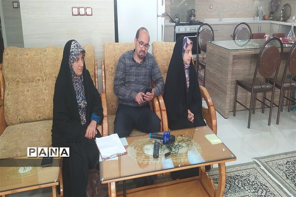 دیدار معاون پرورشی و فرهنگی اداره‌کل آموزش و پرورش و مدیر سازمان دانش‌آموزی استان اصفهان با  خانواده شهید محمد نساجی