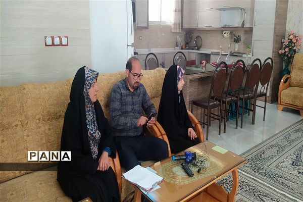 دیدار معاون پرورشی و فرهنگی اداره‌کل آموزش و پرورش و مدیر سازمان دانش‌آموزی استان اصفهان با  خانواده شهید محمد نساجی