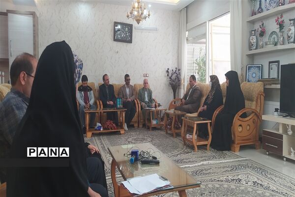 دیدار معاون پرورشی و فرهنگی اداره‌کل آموزش و پرورش و مدیر سازمان دانش‌آموزی استان اصفهان با  خانواده شهید محمد نساجی