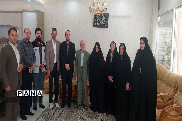 دیدار معاون پرورشی و فرهنگی اداره‌کل آموزش و پرورش و مدیر سازمان دانش‌آموزی استان اصفهان با  خانواده شهید محمد نساجی