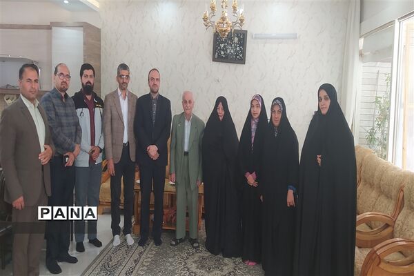 دیدار معاون پرورشی و فرهنگی اداره‌کل آموزش و پرورش و مدیر سازمان دانش‌آموزی استان اصفهان با  خانواده شهید محمد نساجی