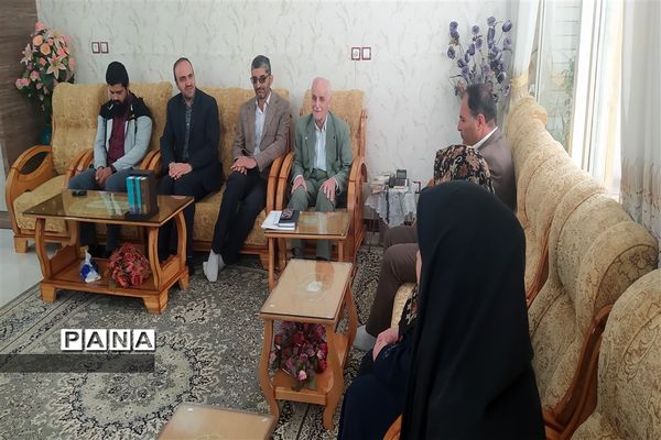 دیدار معاون پرورشی و فرهنگی اداره‌کل آموزش و پرورش و مدیر سازمان دانش‌آموزی استان اصفهان با  خانواده شهید محمد نساجی