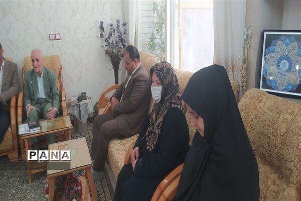 دیدار معاون پرورشی و فرهنگی اداره‌کل آموزش و پرورش و مدیر سازمان دانش‌آموزی استان اصفهان با  خانواده شهید محمد نساجی