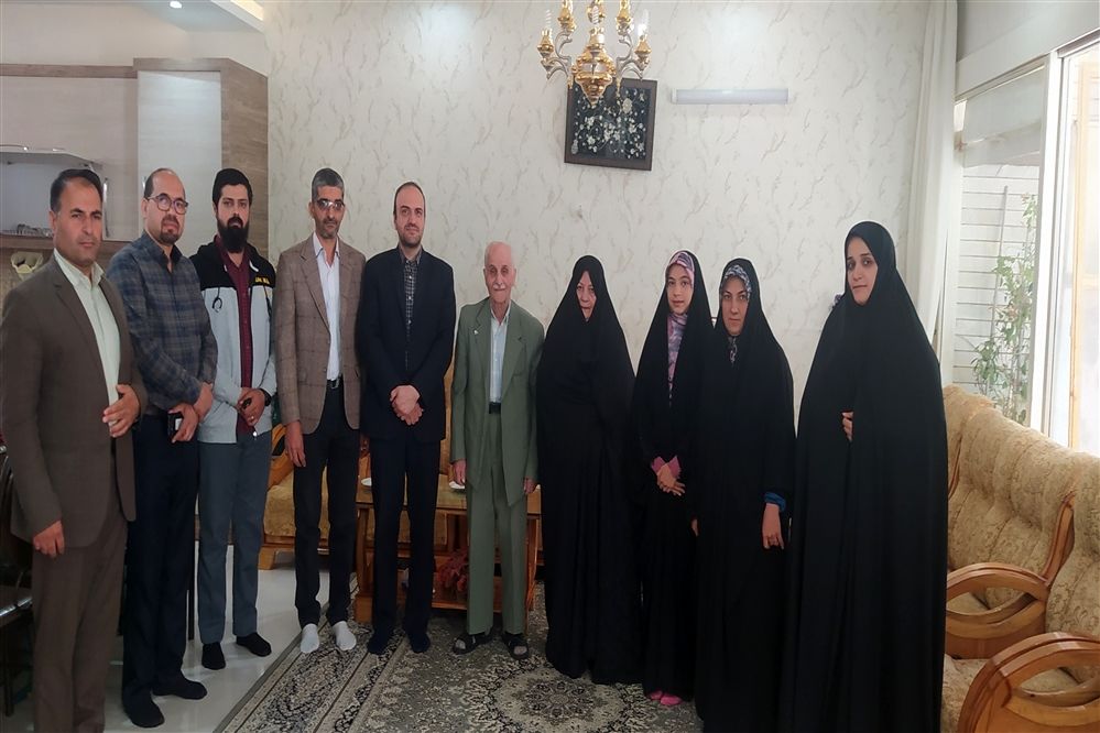 دیدار معاون پرورشی و فرهنگی اداره‌کل آموزش و پرورش و مدیر سازمان دانش‌آموزی استان اصفهان با  خانواده شهید محمد نساجی