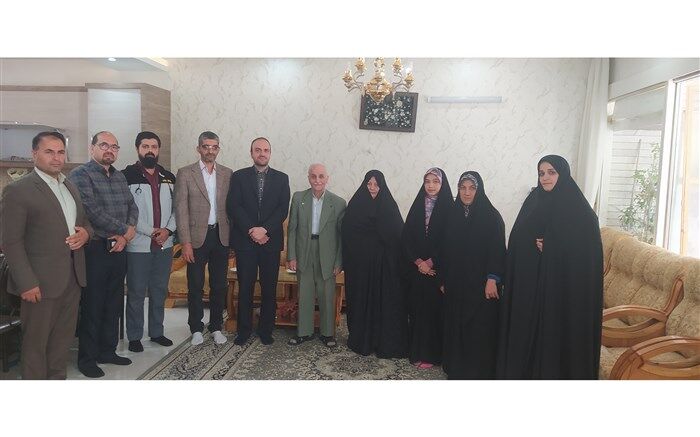 دیدار معاون پرورشی و فرهنگی اداره‌کل آموزش و پرورش و مدیر سازمان دانش‌آموزی استان اصفهان با خانواده شهید محمد نساجی/ فیلم