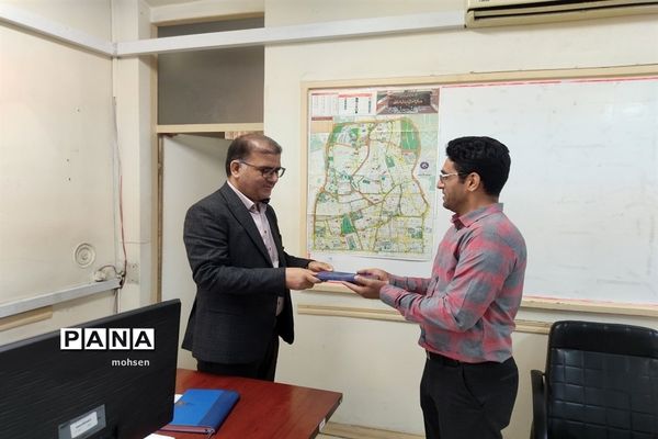 اهدای کتاب به همکاران در میلاد امام حسن مجتبی علیه السلام در آموزش و پرورش منطقه 6