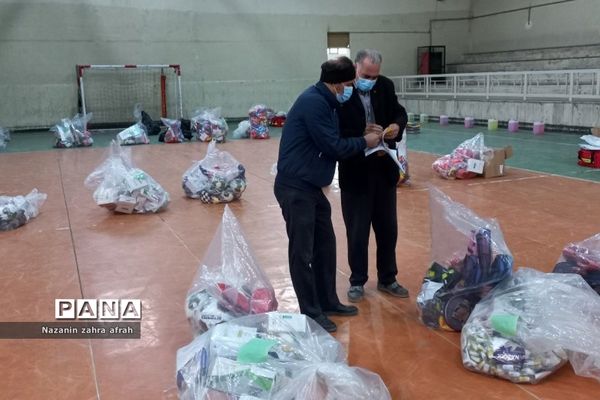 توزیع اقلام ورزشی در مدارس رودهن