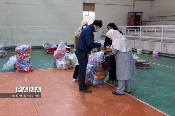 توزیع اقلام ورزشی در مدارس رودهن