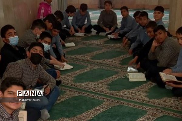 حال و هوای معنوی رمضان در دبیرستان ۱۳آبان رودهن