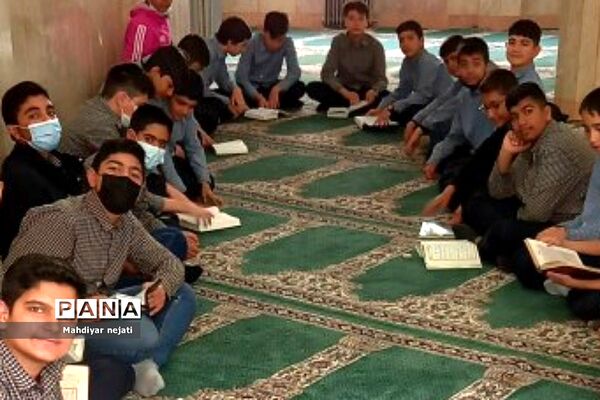 حال و هوای معنوی رمضان در دبیرستان ۱۳آبان رودهن