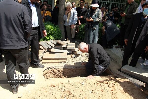 تشییع پیکر مرحوم کیومرث پور‌احمد