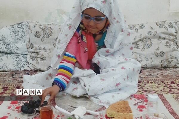 دانش‌آموزان روزه اولی رودهن در لحظه افطار