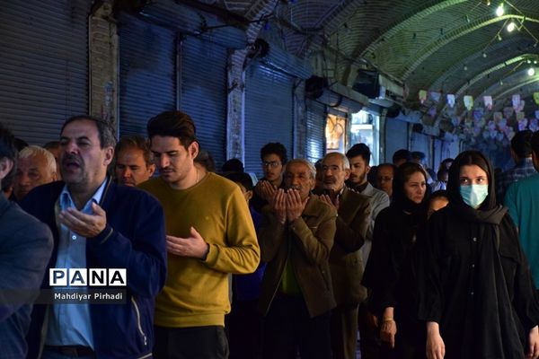 برپایی سفره افطاری ساده در بازار اراک