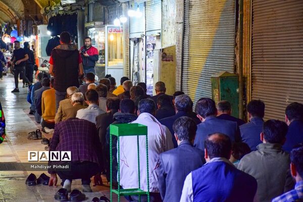 برپایی سفره افطاری ساده در بازار اراک