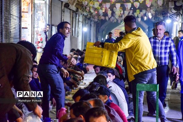 برپایی سفره افطاری ساده در بازار اراک