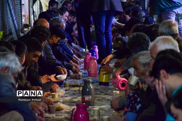 برپایی سفره افطاری ساده در بازار اراک