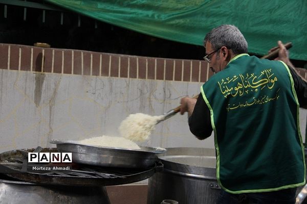 سفره ۱۰۰۰ متری کریم اهل بیت(ع)درماه مبارک رمضان در  شهرری