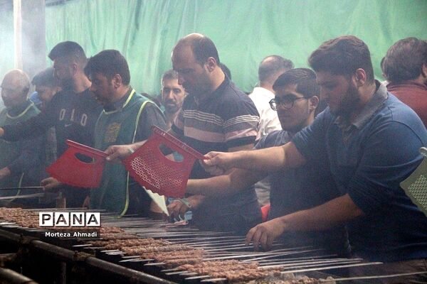 سفره ۱۰۰۰ متری کریم اهل بیت(ع)درماه مبارک رمضان در  شهرری