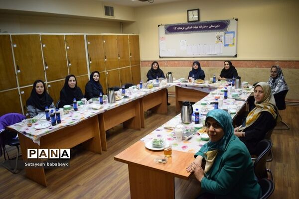 ضیافت افطاری در دبیرستان دخترانه فرهنگ ۱۳