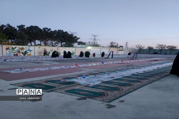 مراسم افطاری در مدرسه آزادی کهریزک