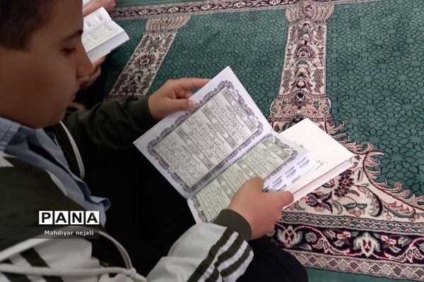 برگزاری محفل انس با قرآن در ماه مبارک رمضان  در دبیرستان امام علی(ع) ۲ رودهن