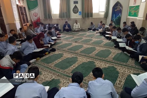 برگزاری محفل انس با قرآن در ماه مبارک رمضان  در دبیرستان امام علی(ع) ۲ رودهن