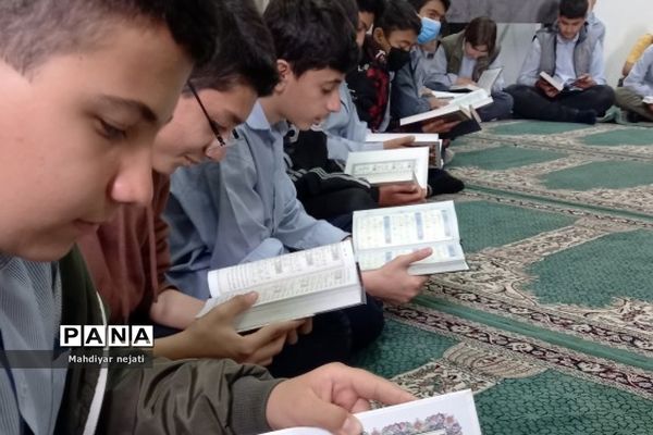 برگزاری محفل انس با قرآن در ماه مبارک رمضان  در دبیرستان امام علی(ع) ۲ رودهن
