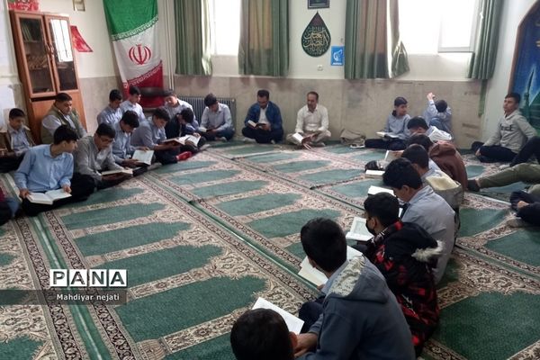 برگزاری محفل انس با قرآن در ماه مبارک رمضان  در دبیرستان امام علی(ع) ۲ رودهن