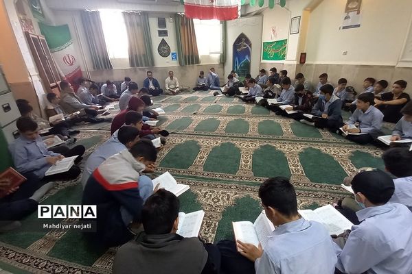 برگزاری محفل انس با قرآن در ماه مبارک رمضان  در دبیرستان امام علی(ع) ۲ رودهن