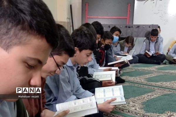 برگزاری محفل انس با قرآن در ماه مبارک رمضان  در دبیرستان امام علی(ع) ۲ رودهن